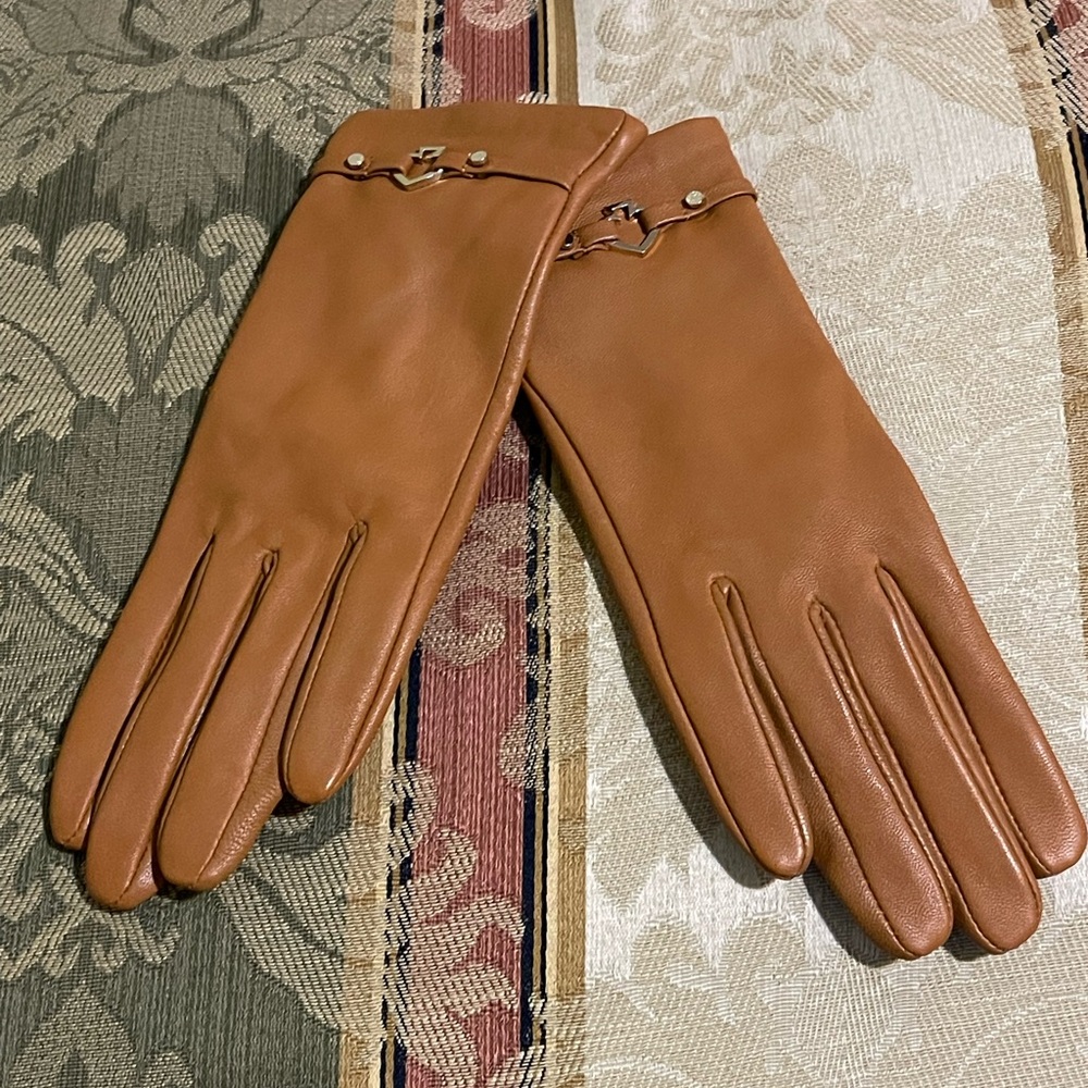 Kate Spade Cut Out Spade Leather Gloves Women's. Size M